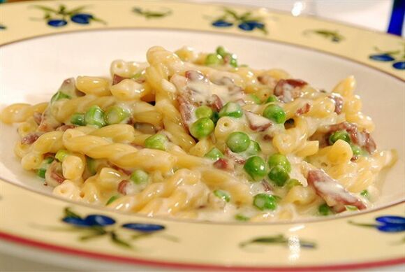 En suivant le régime méditerranéen, vous pouvez cuisiner de copieuses pâtes aux petits pois