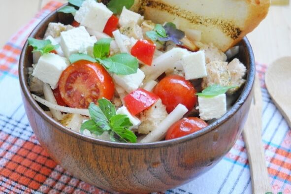Salade de céréales au riz basmati pour ceux qui veulent perdre du poids en suivant le régime méditerranéen