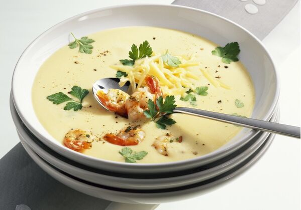 Un déjeuner diététique méditerranéen peut comprendre du fromage à la crème et une soupe de fruits de mer.