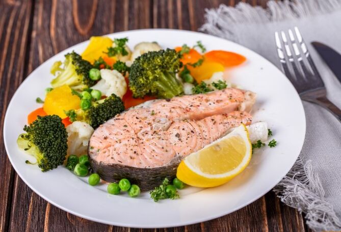Poisson à la vapeur avec des légumes