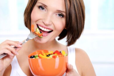 La fille perd du poids avec une bonne nutrition