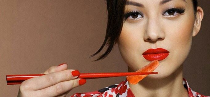 fille sur un régime japonais pour perdre du poids